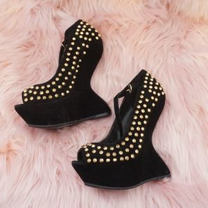 Steve Madden | Black Studded Heels